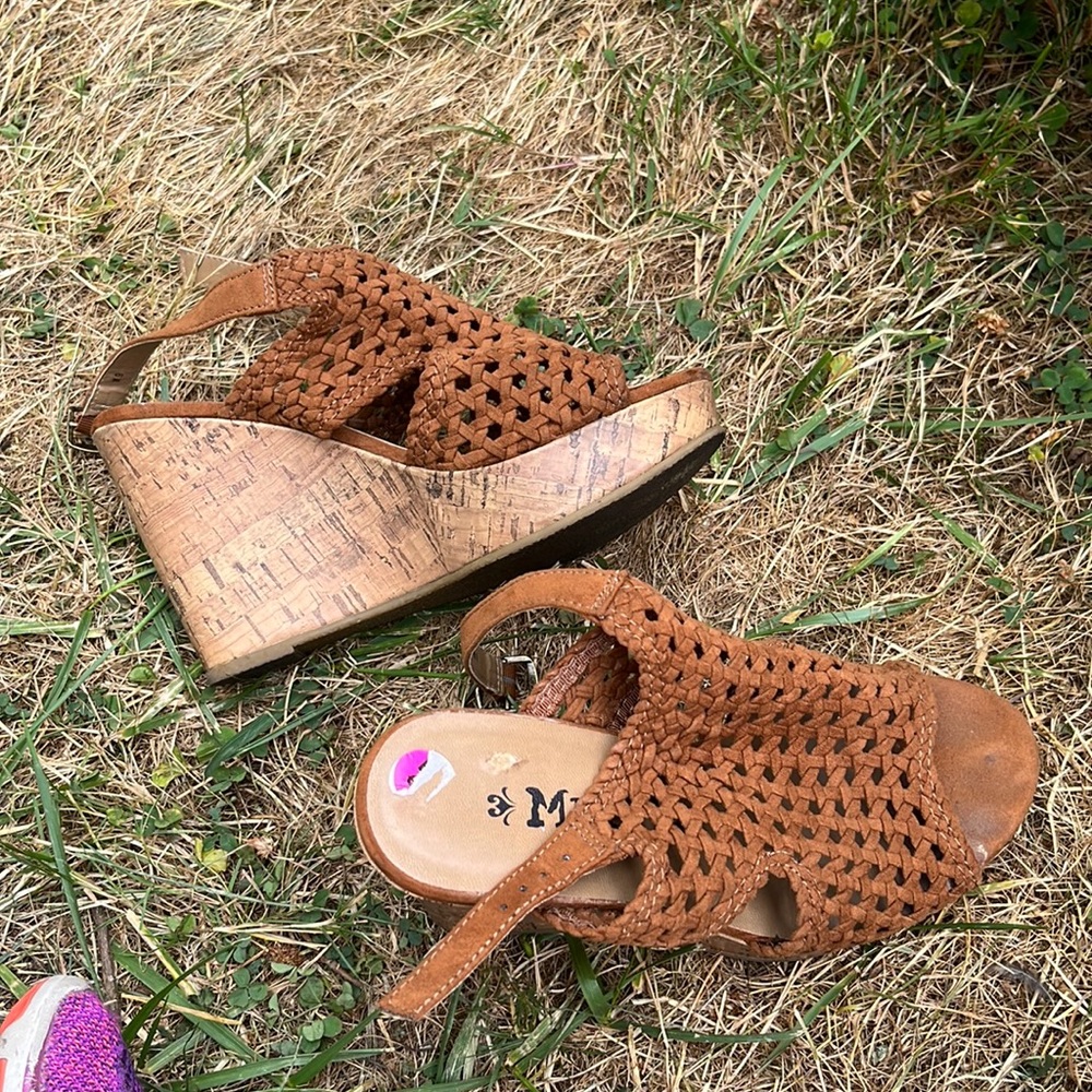 Mudd brown/tan wedges worn lightly size 6 women’s